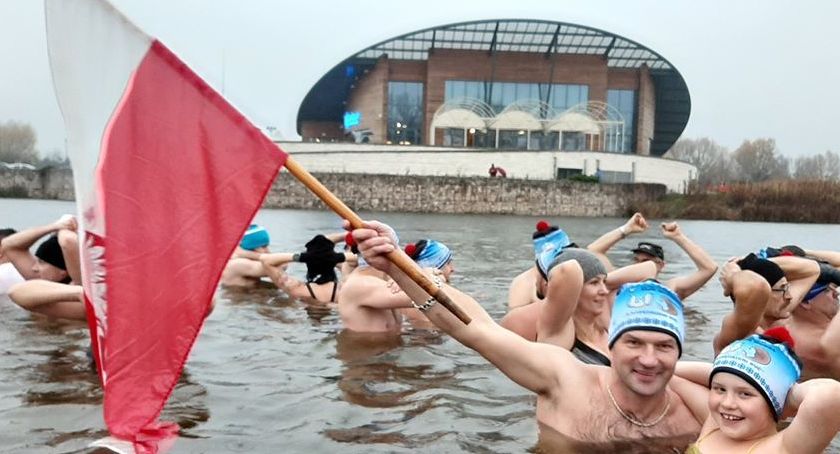 Stężyca: 180 śmiałków kąpało się w zimnej wodzie 