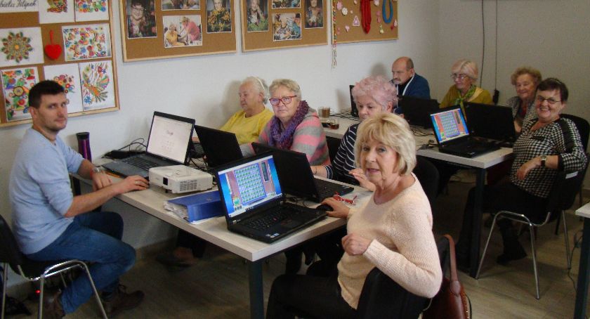 Dęblin: Seniorzy uczą się obsługi komputera 