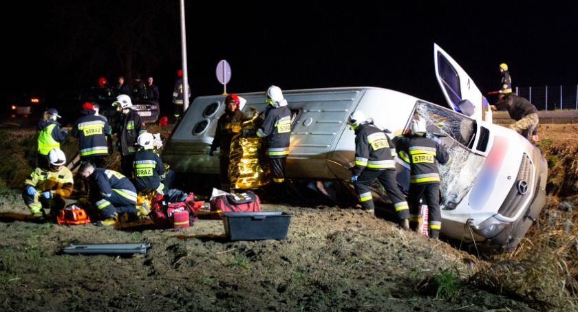 Bus wypadł z drogi. Są ranni