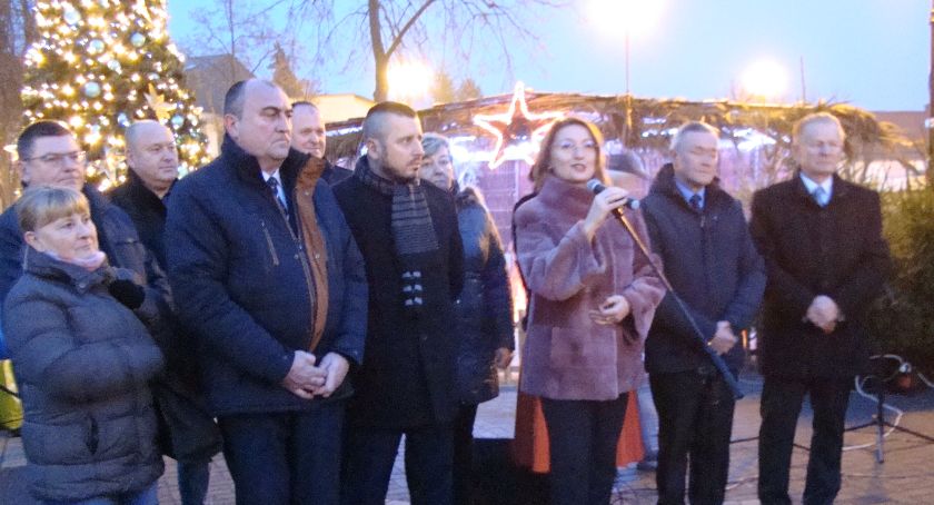 Dęblin: Mieszkańcy podzielili się opłatkiem na miejskiej Wigilii 