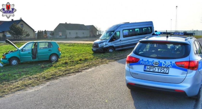 Pasażerski bus zderzył się z osobowym volkswagenem