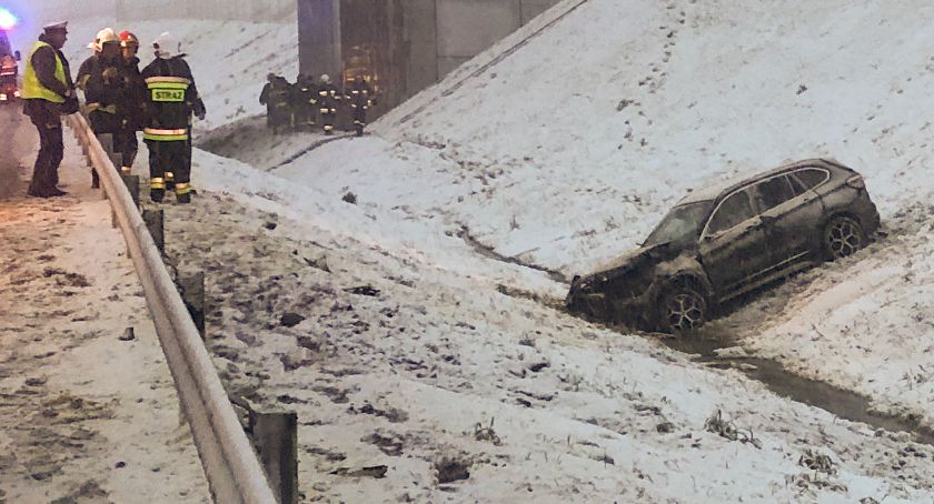 Samochód wypadł z ekspresówki. Uwaga, ślisko na drogach