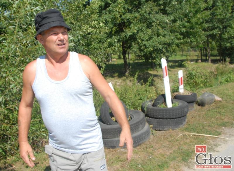 Ustawili opony, żeby nikt nie wpadł do rowu