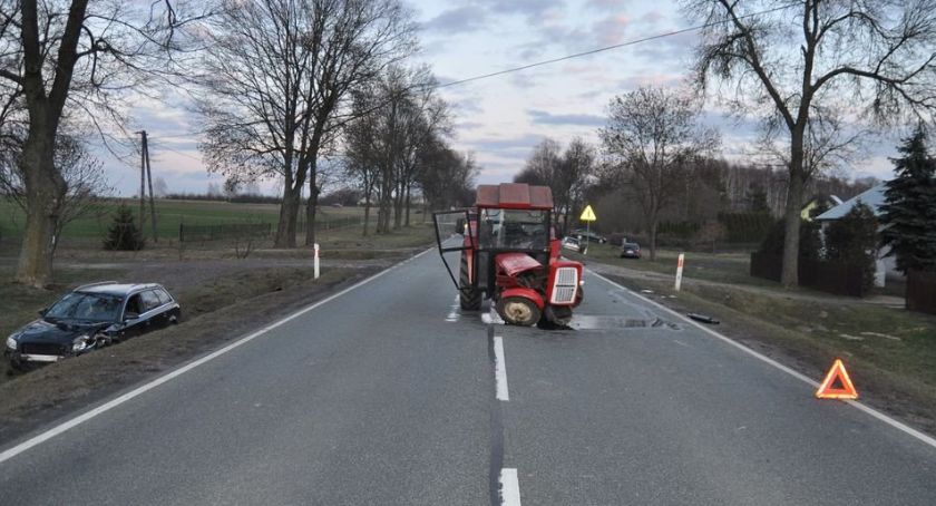 Osobówki wylądowały w rowach, a traktor z urwaną osią zablokował drogę