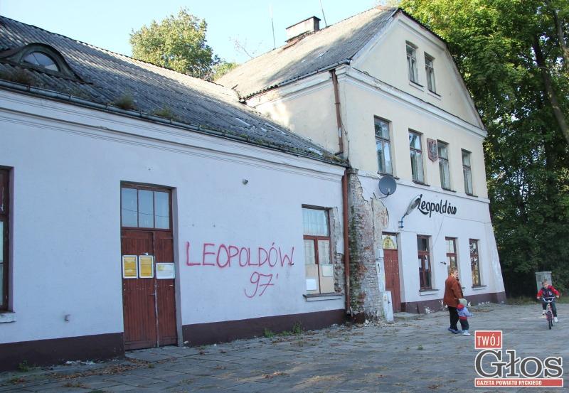 Gmina chce kupić dworce w Leopoldowie i w Rykach