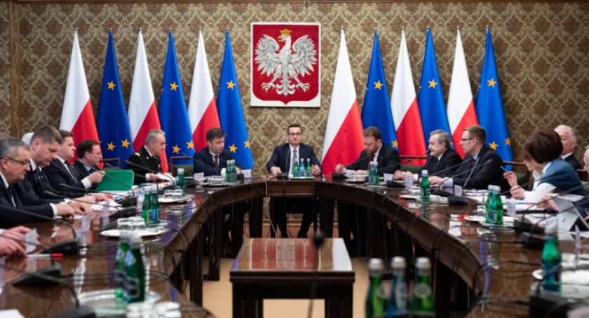 Korona wirus w Polsce. Zamknięte szkoły, teatry i kina