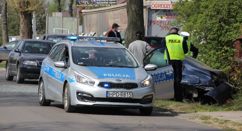 Dwa rozbite samochody. To wynik kolizji na drodze powiatowej w Rososzy (gm. Ryki)