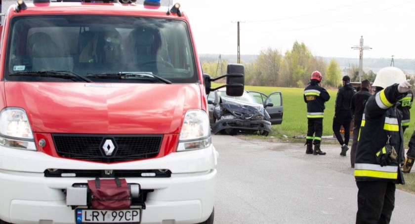 Zderzenie samochodów na skrzyżowaniu