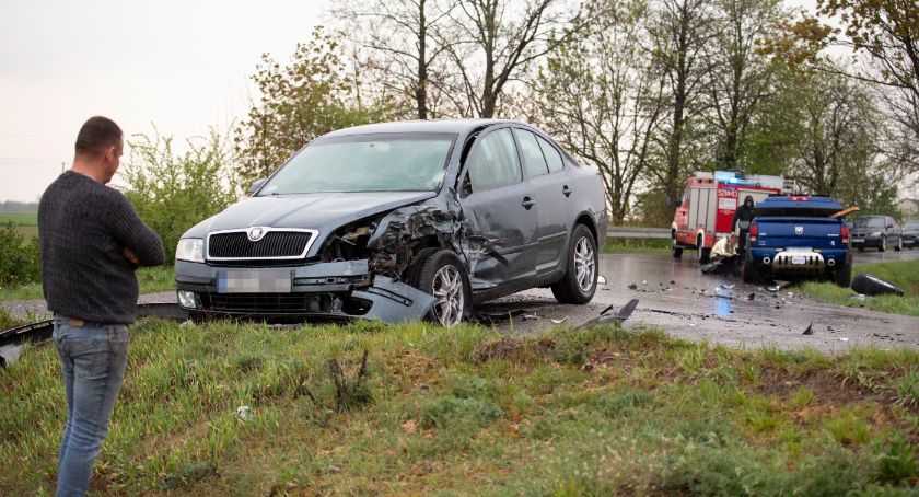 Dodge i skoda zderzyły się na zakręcie [AKTUALIZACJA]