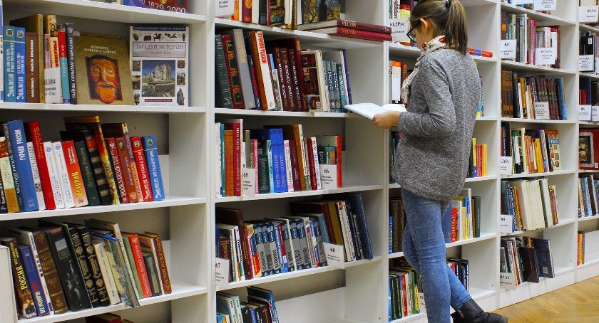 Od dziś otwarte są biblioteki, hotele i centra handlowe