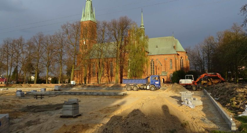Powstaje nowy parking przy kościele 