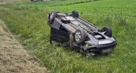 Wypadek na DK48 koło Sobieszyna. Opel dachował, pasa&hellip;