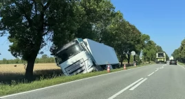Ciężarówka w rowie na DK48. Kierowca zasnął za kierownicą