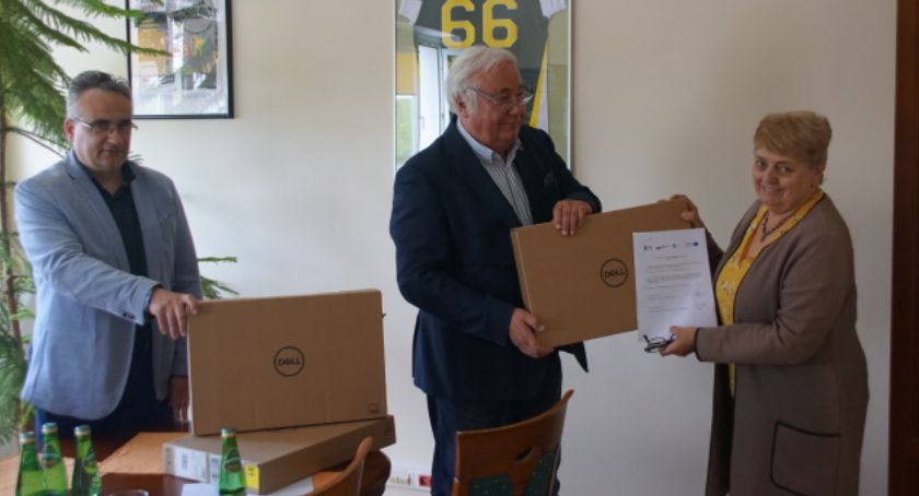 Do szkół z terenu gminy Osielsko trafiły nowe laptopy. Otrzymają je najbardziej potrzebujący uczniowie