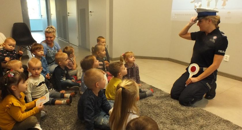 Policjanci odwiedzili dzieci z Niepublicznego Przedszkola BLU w Osielsku. Dzieci otrzymały drobny prezent