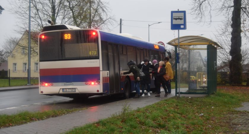 Przepełnione poranne autobusy na linii nr 93. Będą dodatkowe kursy?