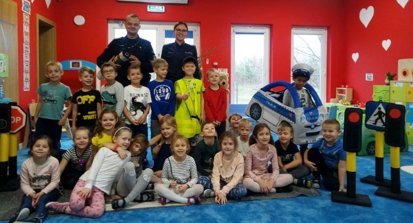 Policjanci w Przedszkolu Publicznym nr 1 w Osielsku. Dzieci popisały się szeroką wiedzą