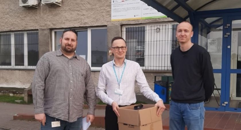 Firma z Osielska drukuje przyłbice dla lekarzy. Rozdano już trzy tysiące sztuk!