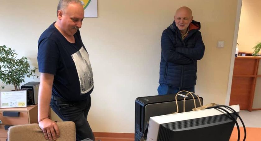 Dzieci z terenu gminy Osielsko potrzebują komputerów do zdalnej nauki. Pierwsze sprzęty zostały już przekazane