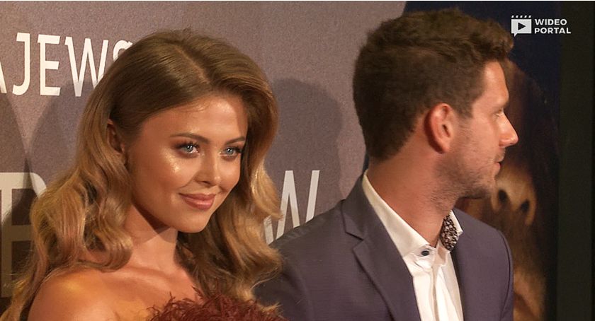 Antek Królikowski i Joanna Opozda z czułością pozują na ściance