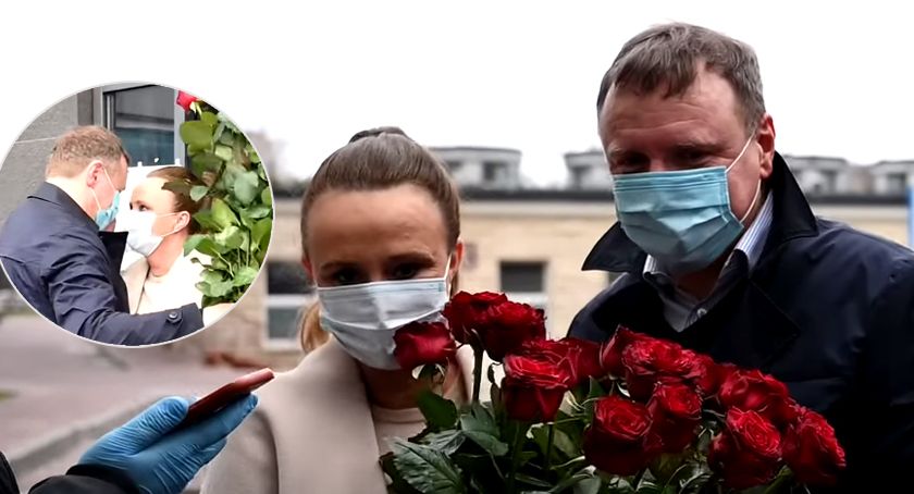 Jacek Kurski przyjechał po żonę i córeczkę do szpitala: Gdyby mógł, pokazałby dziecko całemu światu (WIDEO)