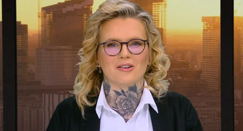 Nowa gwiazda TVP Info ma wytatuowaną szyję. Kim jest Karolina Opolska?