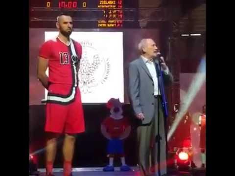 Antoni Macierewicz wygwizdany na scenie podczas charytatywnego meczu Marcina Gortata