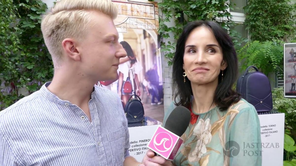 Obrażona Viola Kołakowska krzywi się podczas wywiadu: 