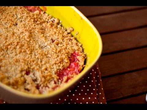 Pyszne i proste crumble z rabarbarem. Zobacz, jak zrobić idealny deser na lato