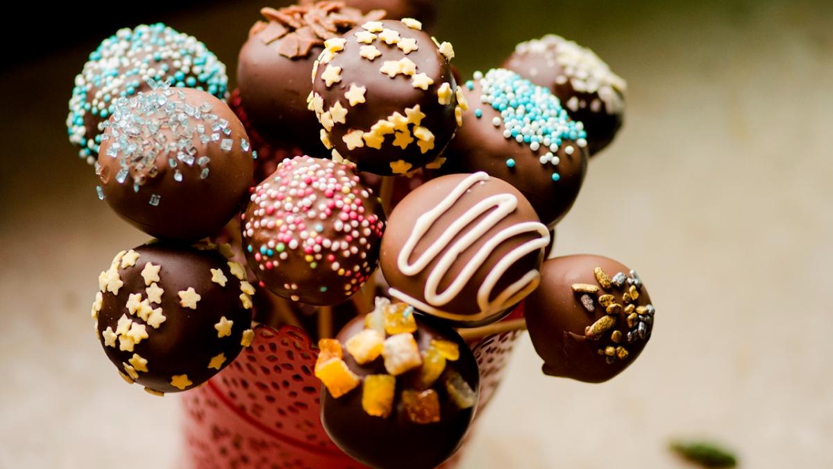 Najnowszy trend kulinarny - ciasto na patyczkach. Jak zrobić cake pops?
