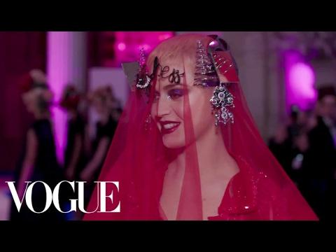 Katy Perry na Gali MET wyglądała jak z horroru! O co chodzi z tą stylizacją?
