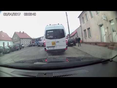 Kobieta wypadła z autobusu