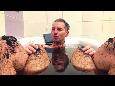 Krzysztof Gojdź z mężczyzną w wannie
