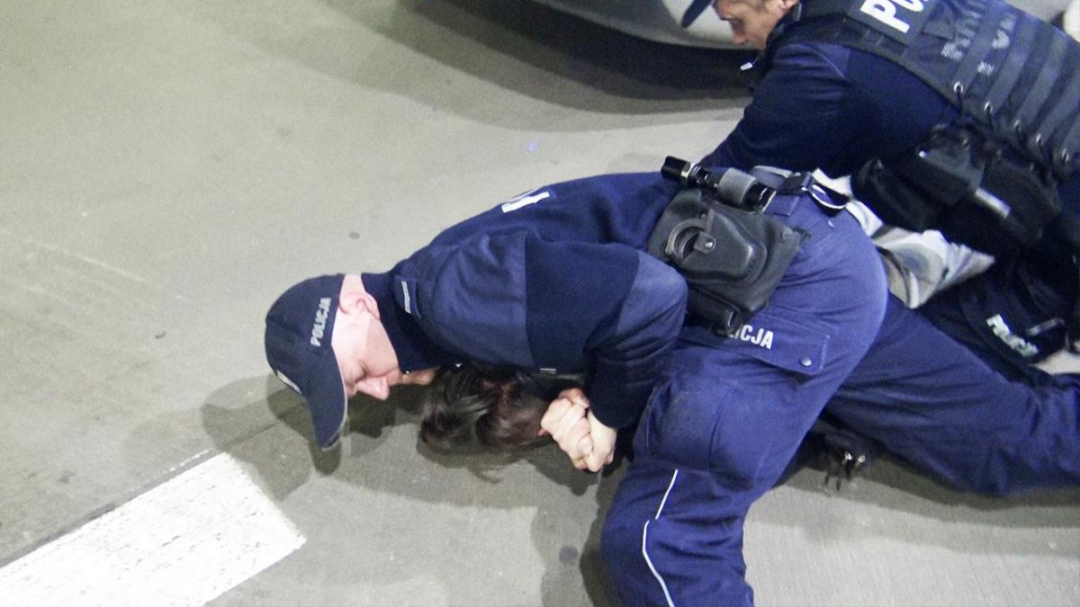 Sylwester Wardęga został powalony na ziemię przez policjantów