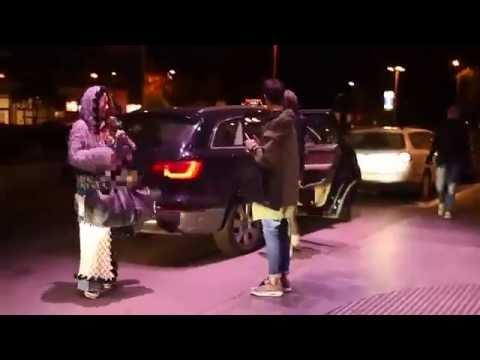 Rozenek w swetrze z kapturem na poprawinach swojego ślubu