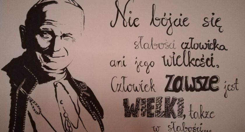 Słowem malowany portret Jana Pawła II - w Farze stanęła wystawa
