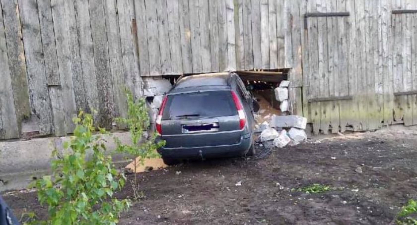 Z ostatniej chwili: Wypadek w Wężewie. Auto wbiło się w stodołę [Aktualizacja]