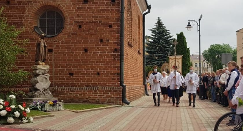Zamiast ulicami miasta, Procesja przeszła wokół Kościoła [Zdjęcia]