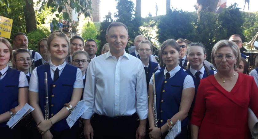 Młodzieżowa Orkiestra Dęta w Krzynowłodze Małej zagrała dla Prezydenta RP [wideo]