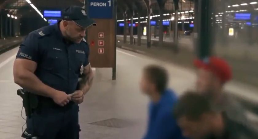 Hit internetu. Polska Policja wyjaśnia małolatom gdzie jest sufit a gdzie podłoga [Wideo]