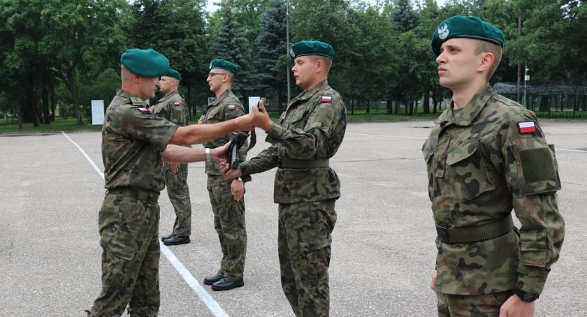 Przywitanie i wręczenie broni żołnierzom służby przygotowawczej