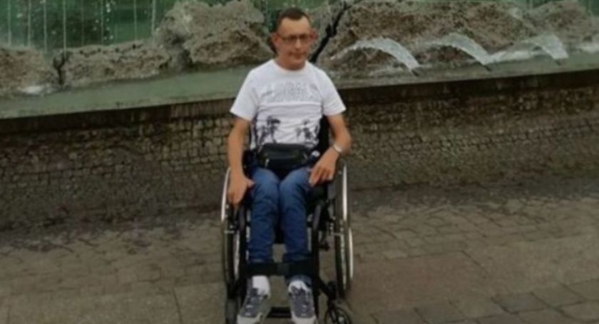Paweł z Przasnysza chce wyjść z domu. Pomóżmy jemu w tym.