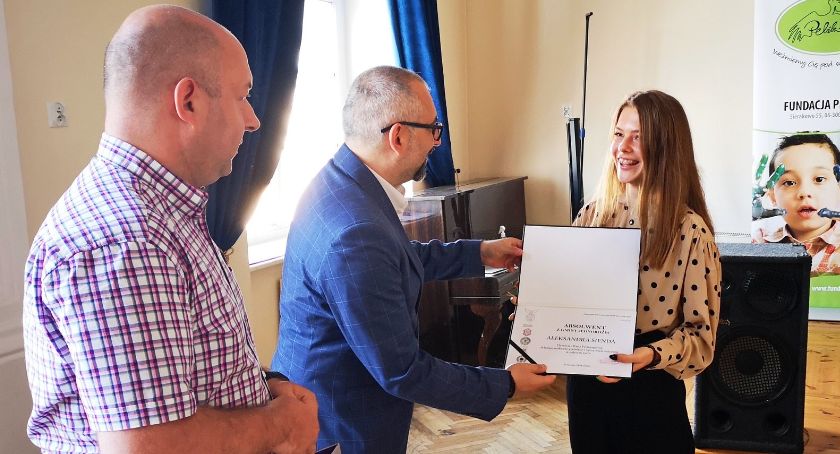 Najlepsi absolwenci LO im. KEN w Przasnyszu nagrodzeni.