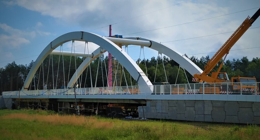 Budowa mostu na rzece Orzyc koło Chorzel na finiszu