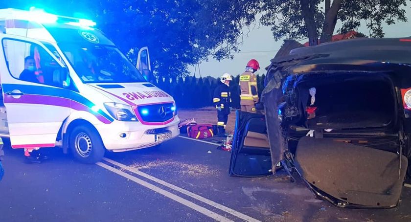 Dachowanie volkswagena na trasie Przasnysz-Mława. Cztery osoby poszkodowane