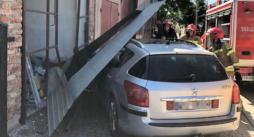 Zderzenie osobówki z budynkiem garażu w Przasnyszu.