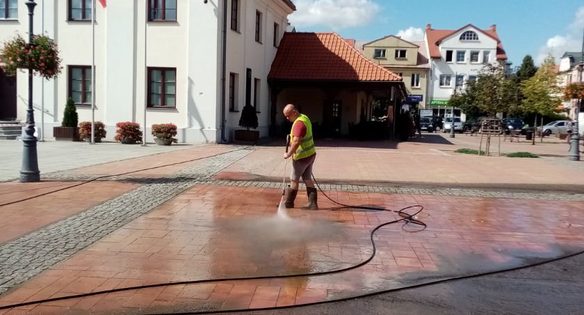 Miasto zleciło czyszczenia i dezynfekcję rynku