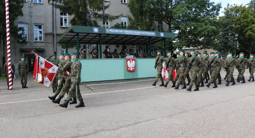 Uroczysty apel z okazji święta Wojsk Lądowych.