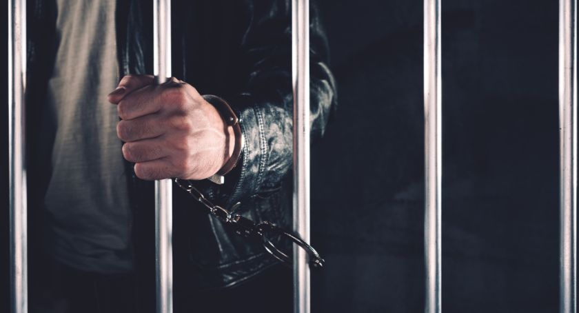 41 latek zatrzymany. Odpowie teraz przed sądem za zanieczyszczenie, uszkodzenie i kierowanie w stanie nietrzeźwości