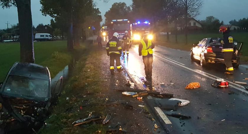 Zderzenie czołowe aut w Klewkach. Cztery osoby poszkodowane [Zdjęcia]